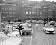 850447 Afbeelding van geparkeerde auto's op het Vredenburg te Utrecht, uit het oosten; op de achtergrond het ...